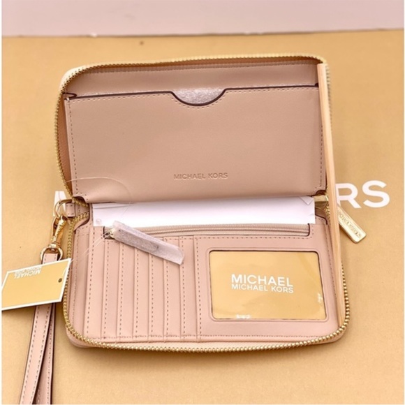 Michael Kors Jet Set Travel Wallet
Phone Case Wristlet Natural Multi Color - Picture 4 of 12